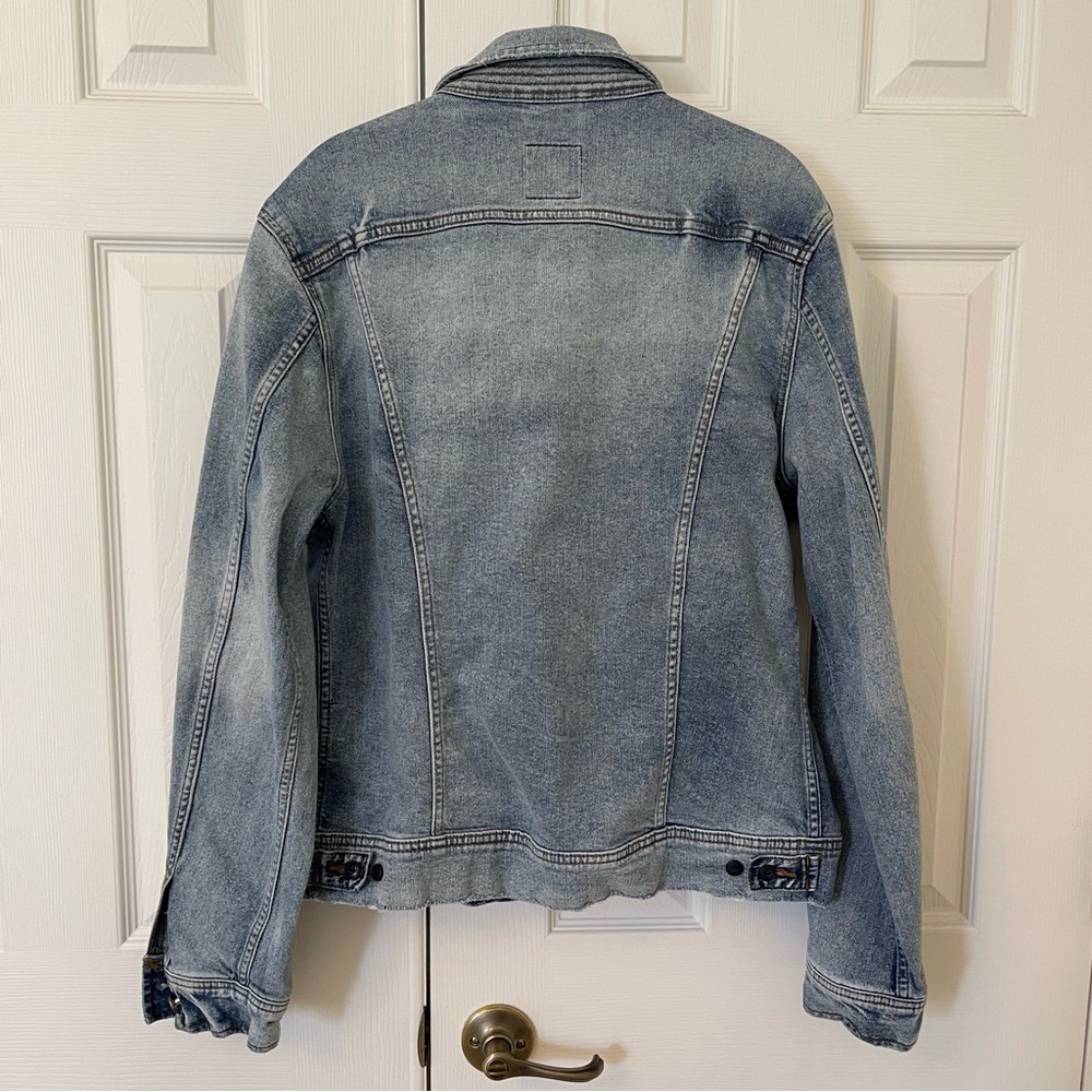 Lee Men’s Light Wash Distressed Denim Jean Jacket - Picture 3 of 14